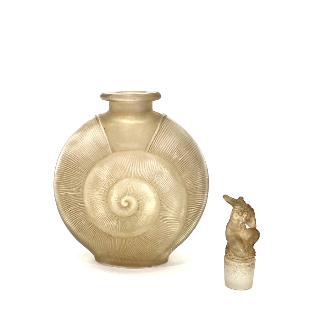 Flacon « Amphitrite » verre blanc patiné sépia de René LALIQUE | Biron Flacon "Amphitrite" verre blanc patiné sépia de René LALIQUE