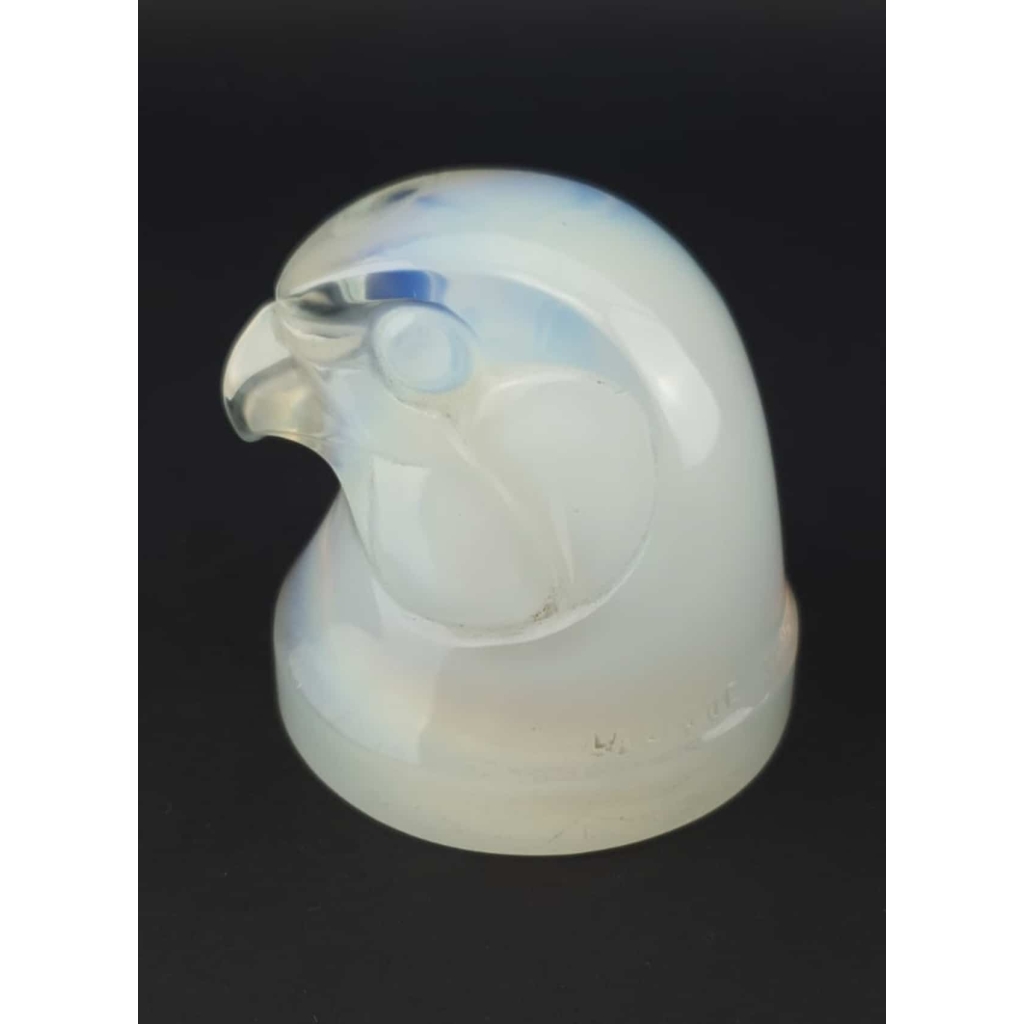 Mascotte « Tête d’Epervier » verre opalescent de René LALIQUE | Biron Mascotte "Tête d'Epervier" verre opalescent de René LALIQUE