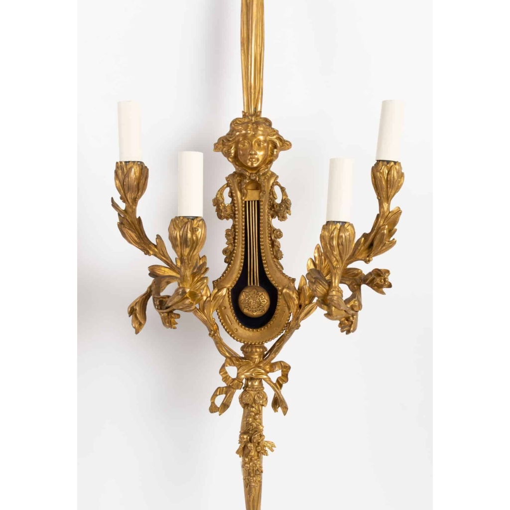 Grande paire d'appliques Louis XVI en bronze doré
