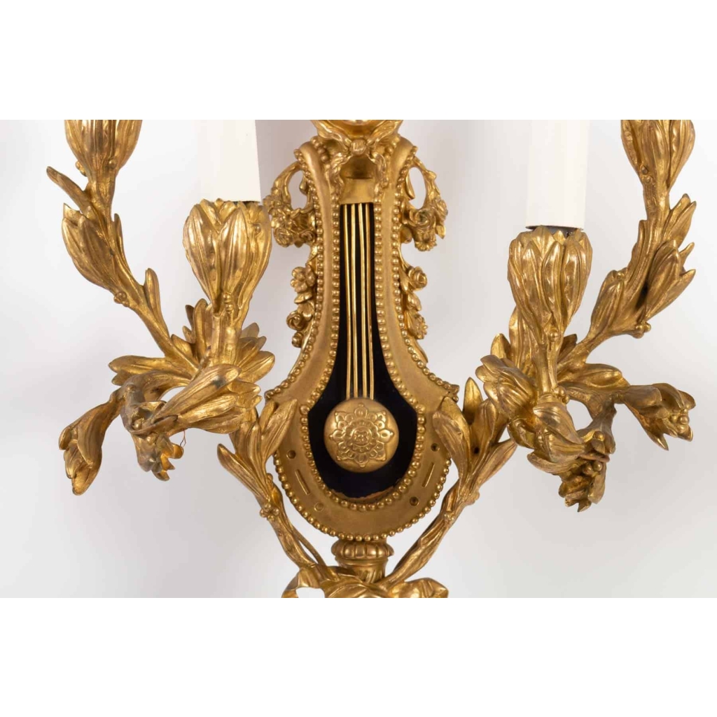 Grande paire d'appliques Louis XVI en bronze doré