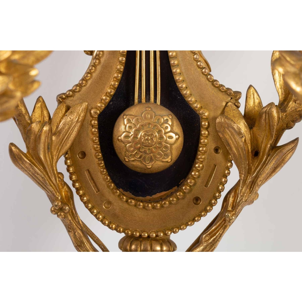 Grande paire d'appliques Louis XVI en bronze doré