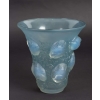 Vase « Saint-François » verre opalescent patiné bleu de René LALIQUE | Biron Vase « Saint-François » verre opalescent patiné bleu de René LALIQUE
