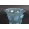 Vase « Saint-François » verre opalescent patiné bleu de René LALIQUE | Biron Vase « Saint-François » verre opalescent patiné bleu de René LALIQUE