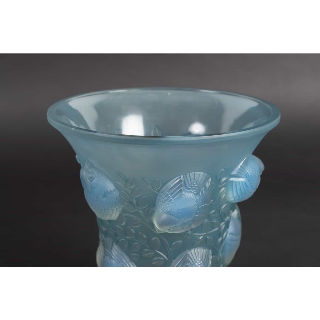 Vase « Saint-François » verre opalescent patiné bleu de René LALIQUE | Biron Vase « Saint-François » verre opalescent patiné bleu de René LALIQUE
