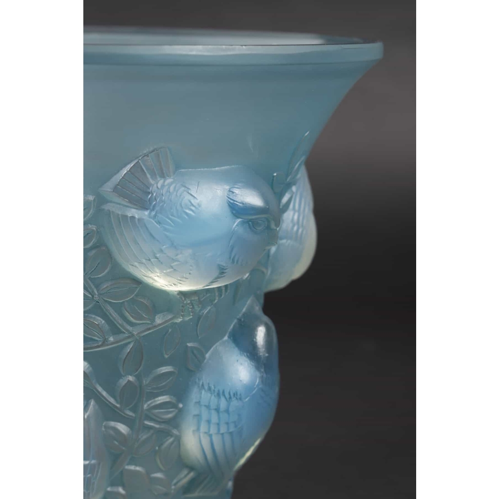 Vase « Saint-François » verre opalescent patiné bleu de René LALIQUE | Biron Vase « Saint-François » verre opalescent patiné bleu de René LALIQUE