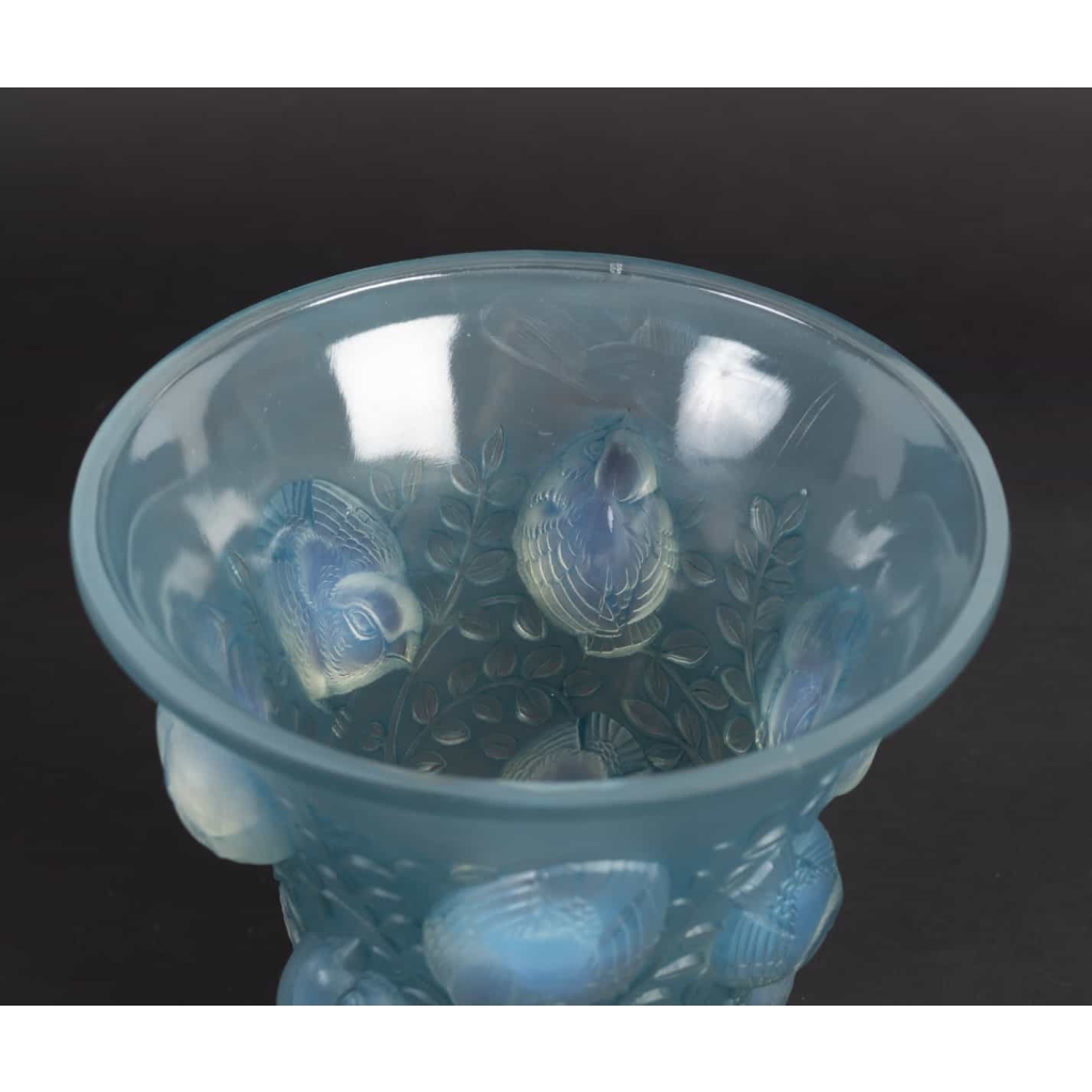 Vase « Saint-François » verre opalescent patiné bleu de René LALIQUE | Biron Vase « Saint-François » verre opalescent patiné bleu de René LALIQUE