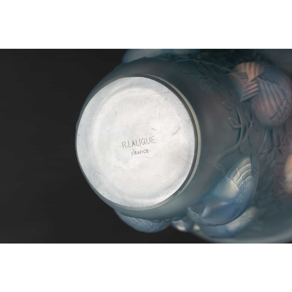 Vase « Saint-François » verre opalescent patiné bleu de René LALIQUE | Biron Vase « Saint-François » verre opalescent patiné bleu de René LALIQUE
