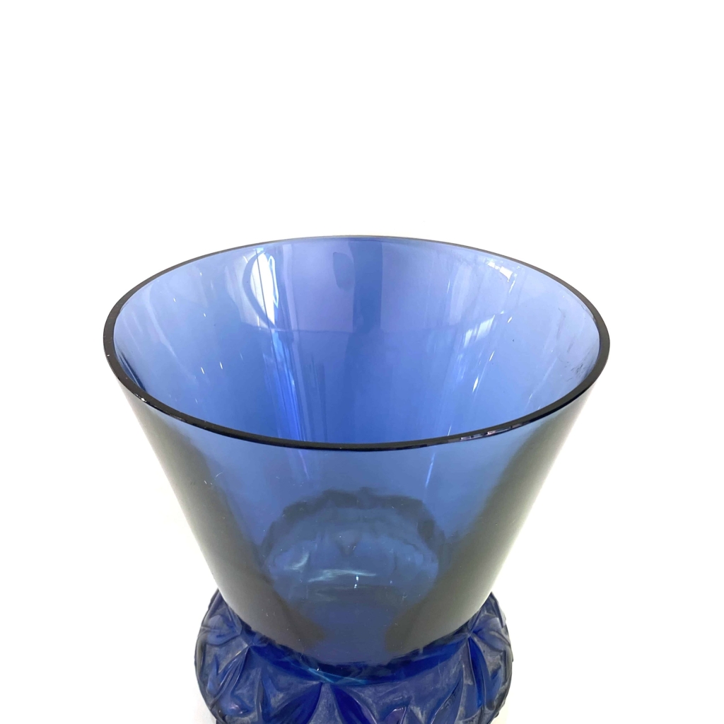 Vase « Lierre » verre bleu saphir patiné blanc de René LALIQUE | Biron Vase "Lierre" verre bleu saphir patiné blanc de René LALIQUE
