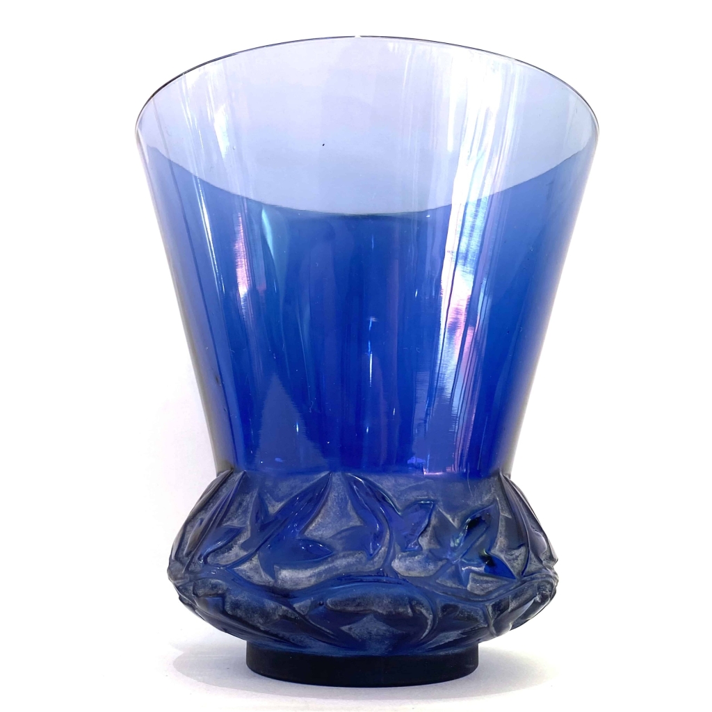 Vase « Lierre » verre bleu saphir patiné blanc de René LALIQUE | Biron Vase "Lierre" verre bleu saphir patiné blanc de René LALIQUE