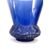 Vase « Lierre » verre bleu saphir patiné blanc de René LALIQUE | Biron Vase "Lierre" verre bleu saphir patiné blanc de René LALIQUE