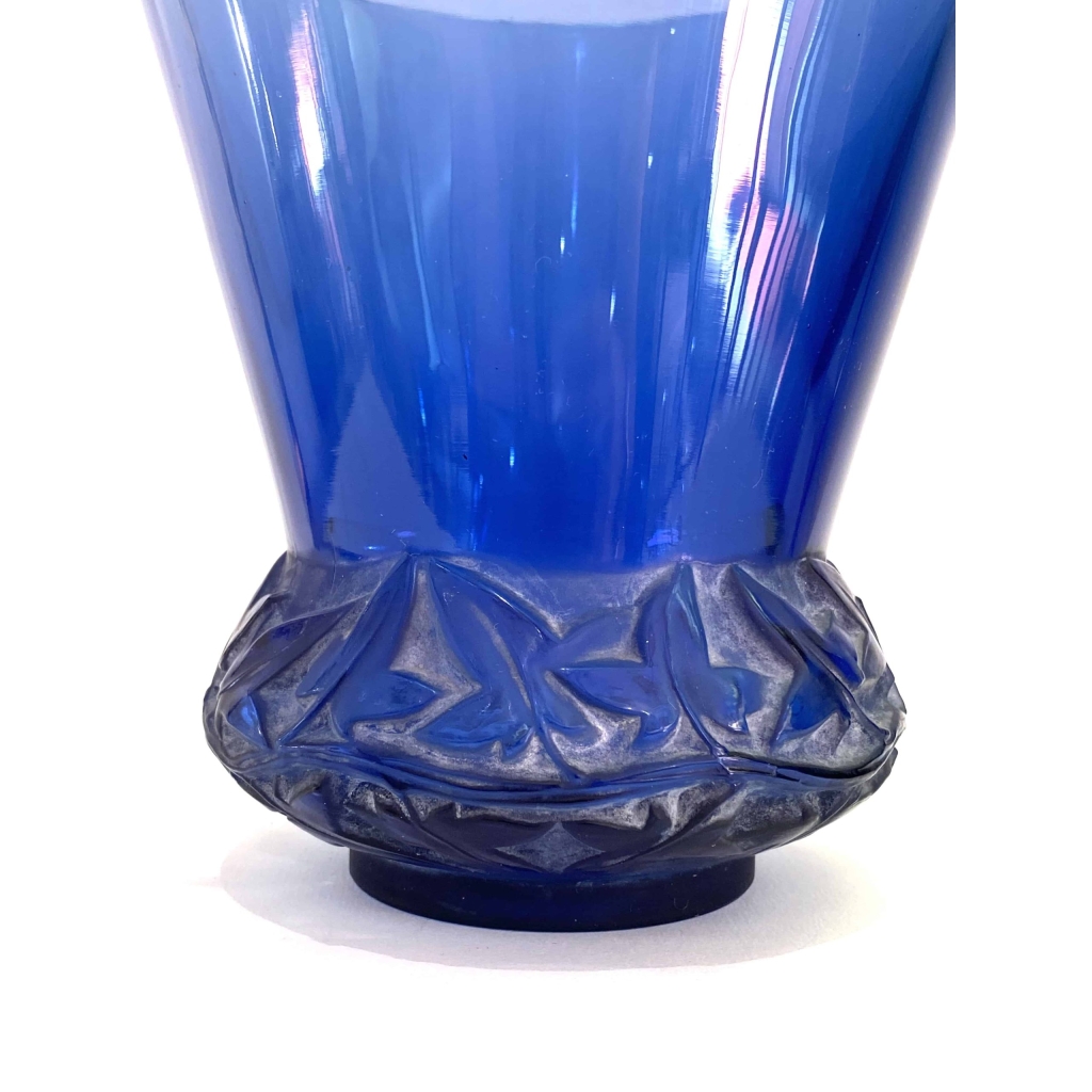 Vase « Lierre » verre bleu saphir patiné blanc de René LALIQUE | Biron Vase "Lierre" verre bleu saphir patiné blanc de René LALIQUE