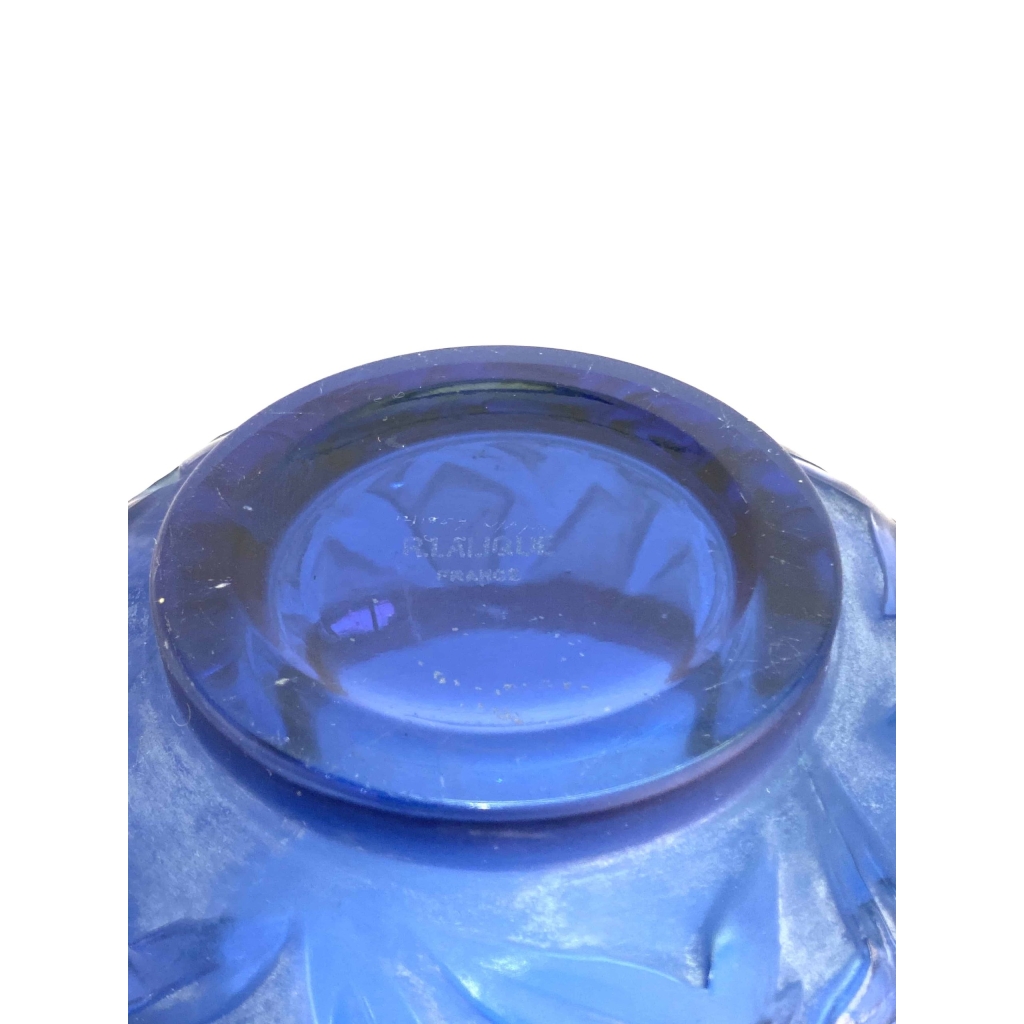 Vase « Lierre » verre bleu saphir patiné blanc de René LALIQUE | Biron Vase "Lierre" verre bleu saphir patiné blanc de René LALIQUE