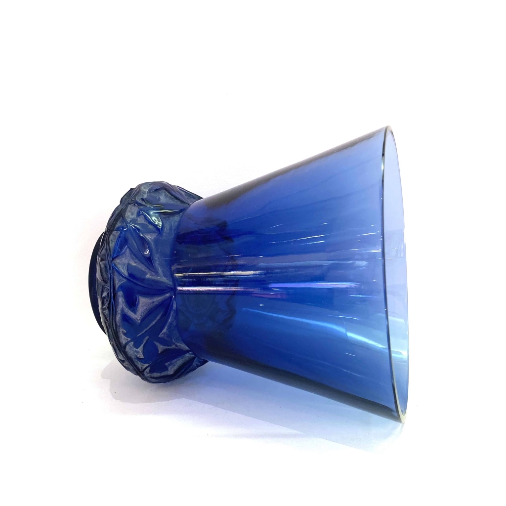 Vase « Lierre » verre bleu saphir patiné blanc de René LALIQUE | Biron Vase "Lierre" verre bleu saphir patiné blanc de René LALIQUE