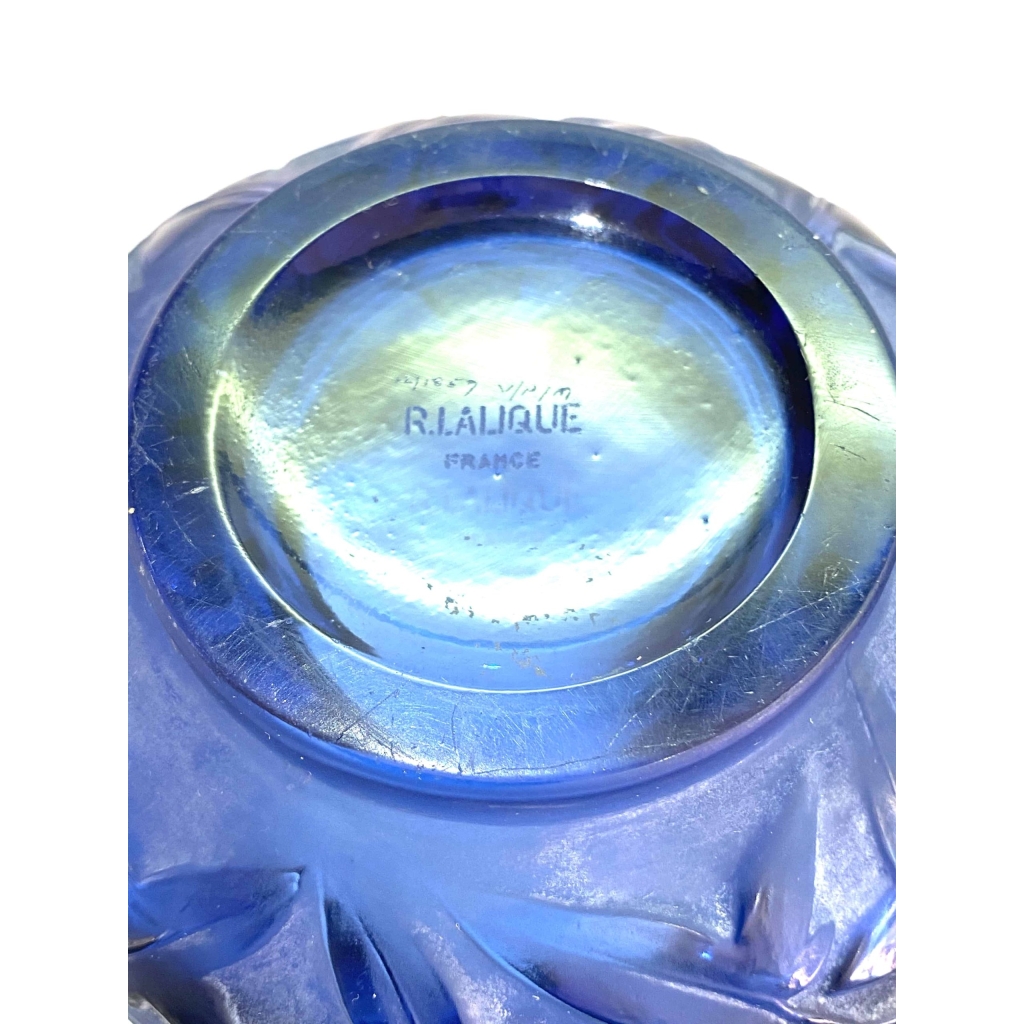Vase « Lierre » verre bleu saphir patiné blanc de René LALIQUE | Biron Vase "Lierre" verre bleu saphir patiné blanc de René LALIQUE