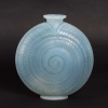 Vase « Escargot » verre opalescent double couche patiné bleu de René LALIQUE | Biron ||||||||