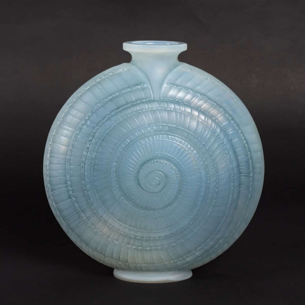 Vase « Escargot » verre opalescent double couche patiné bleu de René LALIQUE | Biron ||||||||