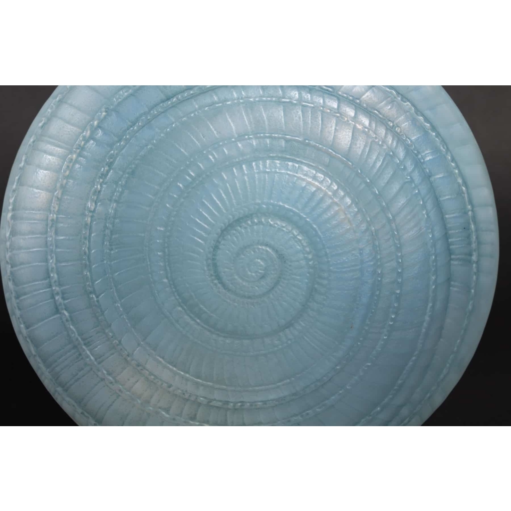 Vase « Escargot » verre opalescent double couche patiné bleu de René LALIQUE | Biron Vase « Escargot » verre opalescent double couche patiné bleu de René LALIQUE