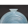 Vase « Escargot » verre opalescent double couche patiné bleu de René LALIQUE | Biron Vase « Escargot » verre opalescent double couche patiné bleu de René LALIQUE