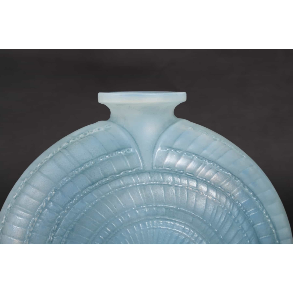 Vase « Escargot » verre opalescent double couche patiné bleu de René LALIQUE | Biron Vase « Escargot » verre opalescent double couche patiné bleu de René LALIQUE
