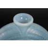 Vase « Escargot » verre opalescent double couche patiné bleu de René LALIQUE | Biron Vase « Escargot » verre opalescent double couche patiné bleu de René LALIQUE