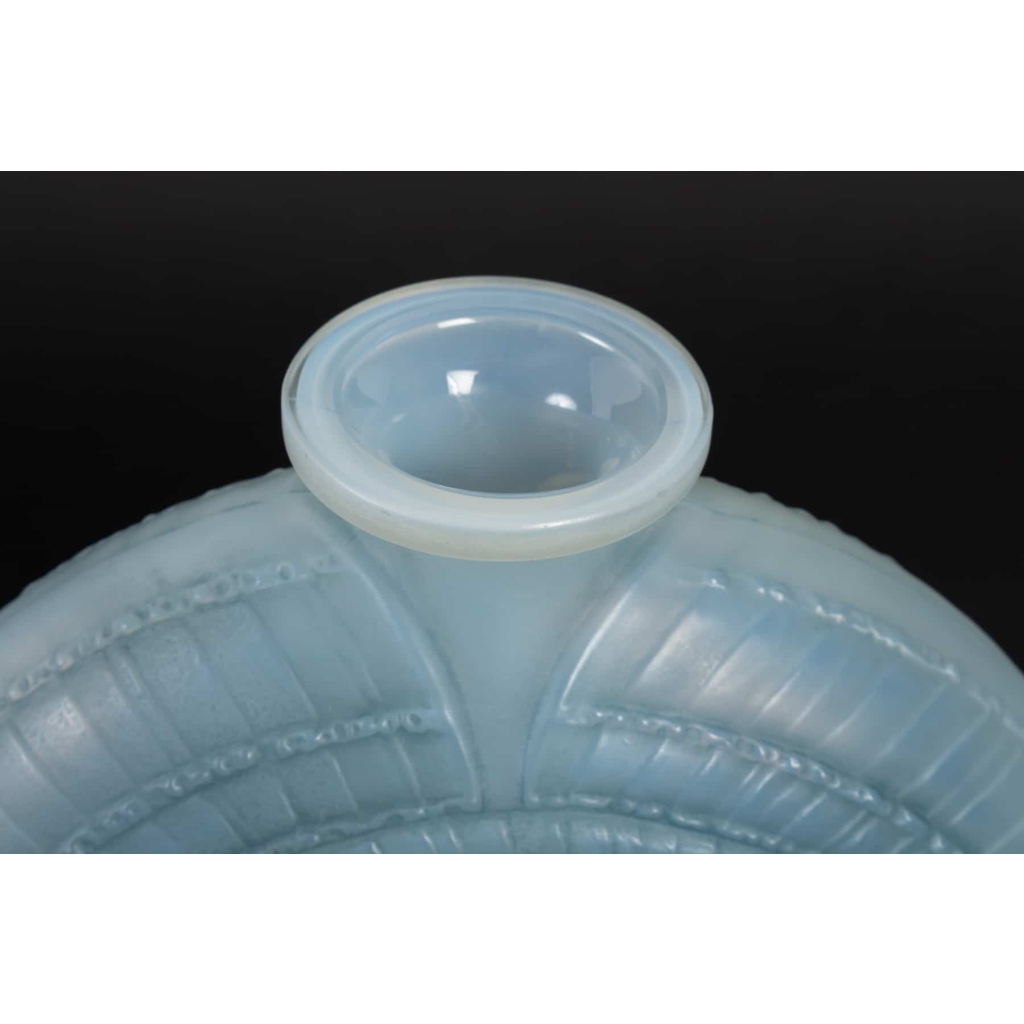 Vase « Escargot » verre opalescent double couche patiné bleu de René LALIQUE | Biron Vase « Escargot » verre opalescent double couche patiné bleu de René LALIQUE