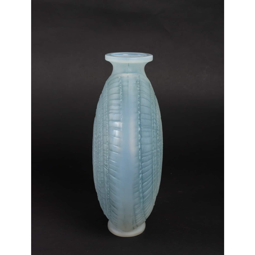 Vase « Escargot » verre opalescent double couche patiné bleu de René LALIQUE | Biron Vase « Escargot » verre opalescent double couche patiné bleu de René LALIQUE