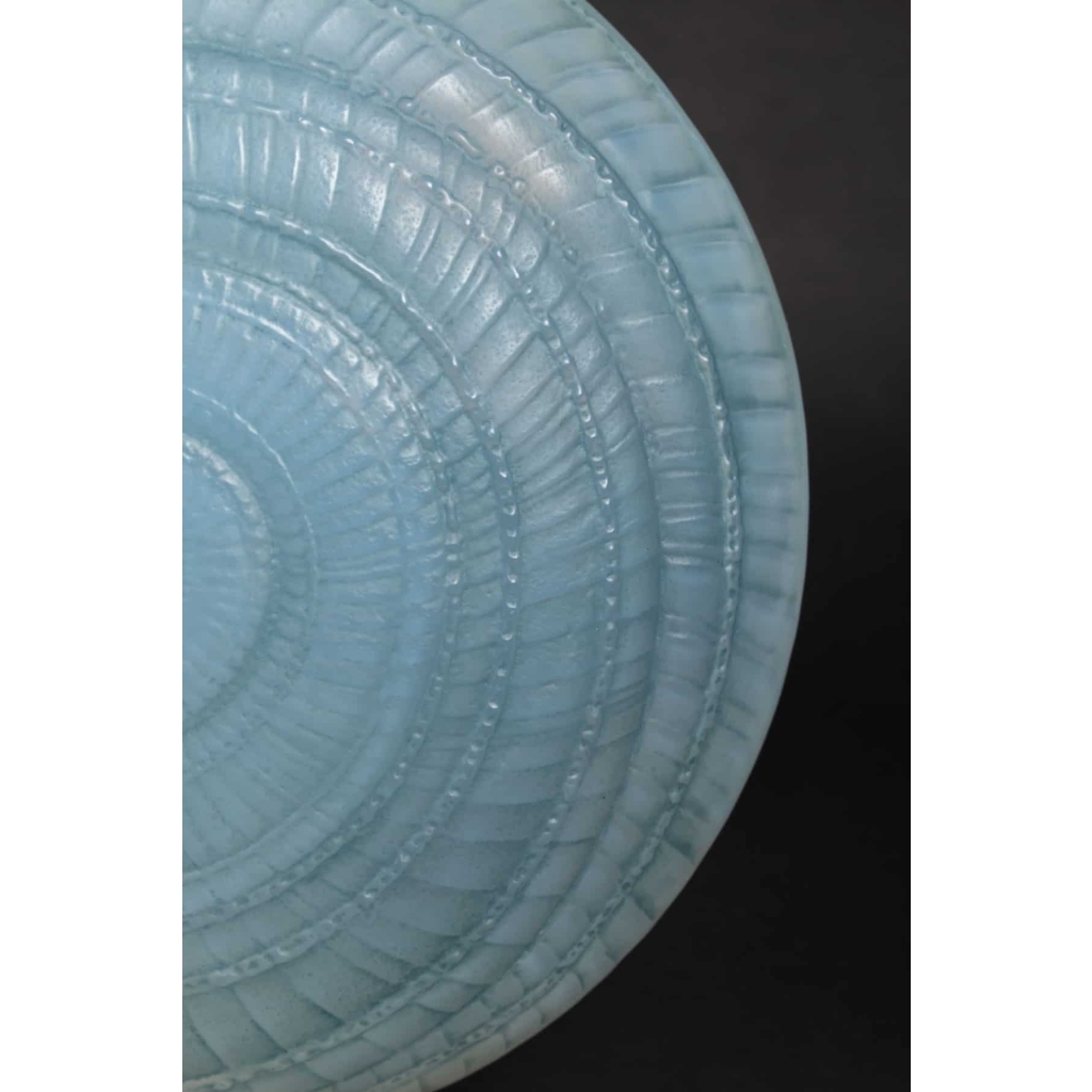 Vase « Escargot » verre opalescent double couche patiné bleu de René LALIQUE | Biron Vase « Escargot » verre opalescent double couche patiné bleu de René LALIQUE