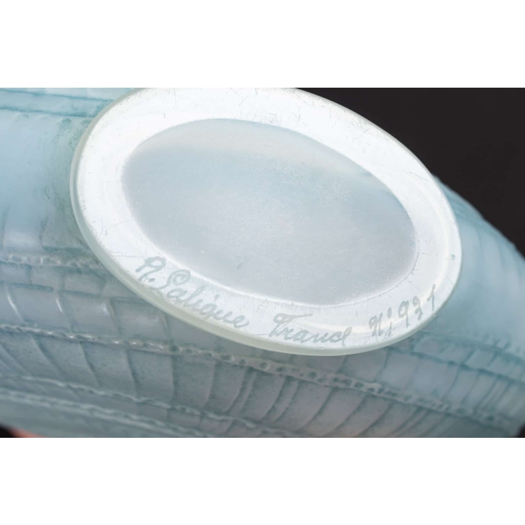 Vase « Escargot » verre opalescent double couche patiné bleu de René LALIQUE | Biron Vase « Escargot » verre opalescent double couche patiné bleu de René LALIQUE