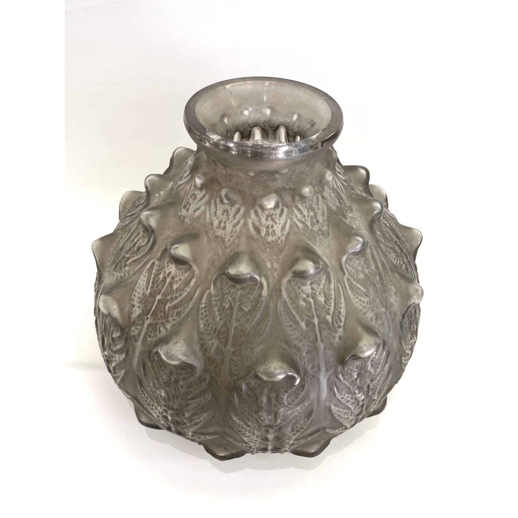 Vase « Fougères » verre blanc patiné gris de René LALIQUE | Biron Vase "Fougères" verre blanc patiné gris de René LALIQUE
