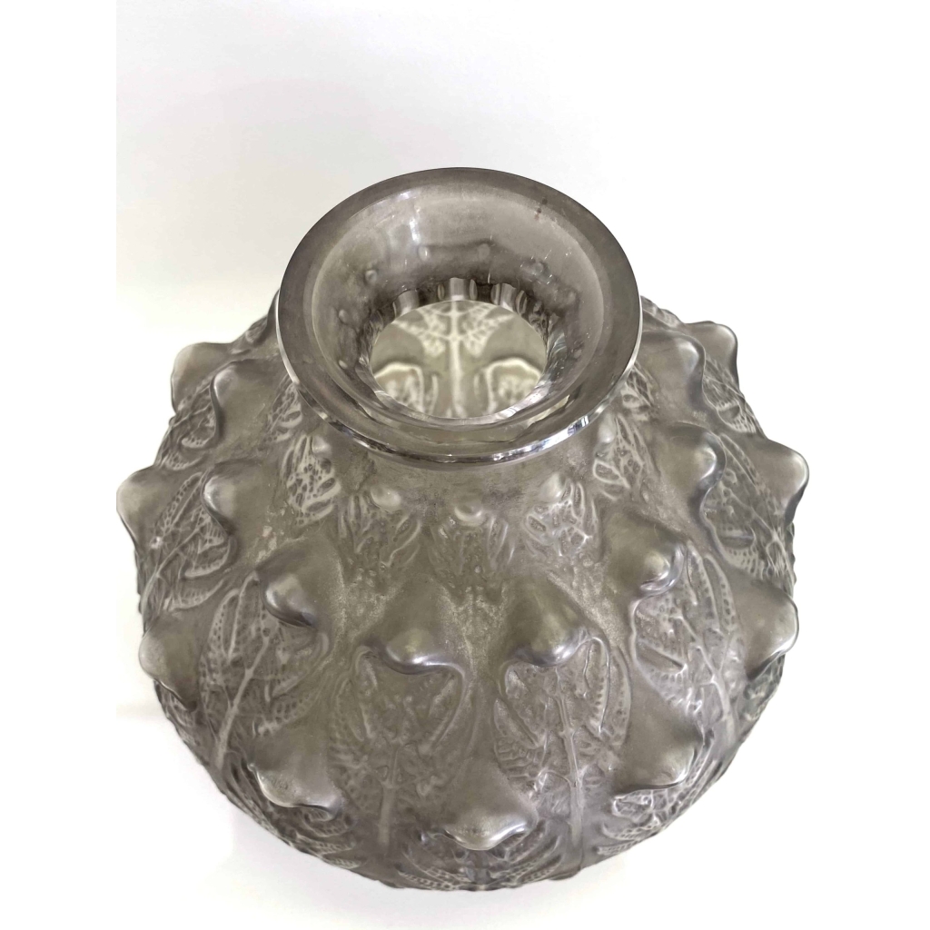 Vase « Fougères » verre blanc patiné gris de René LALIQUE | Biron Vase "Fougères" verre blanc patiné gris de René LALIQUE