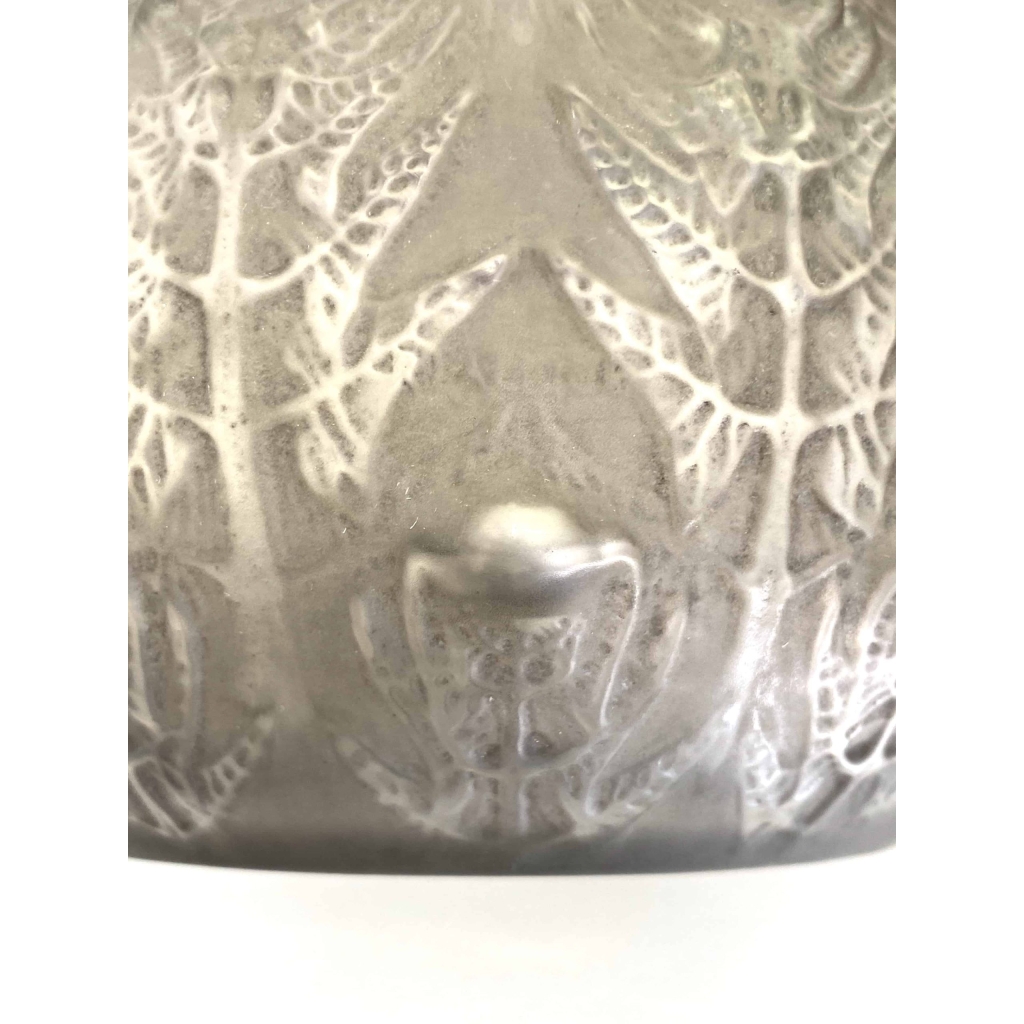 Vase « Fougères » verre blanc patiné gris de René LALIQUE | Biron Vase "Fougères" verre blanc patiné gris de René LALIQUE