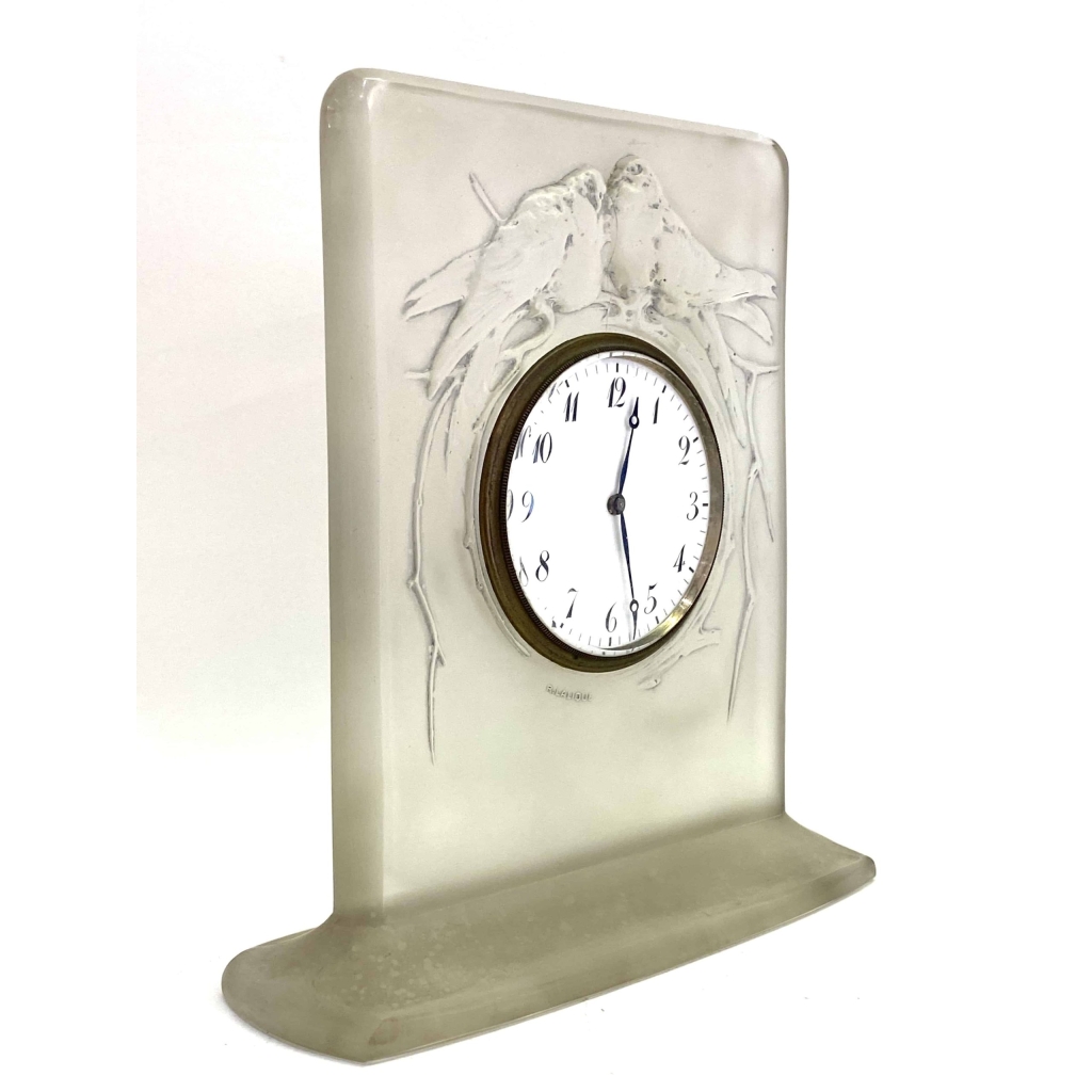Pendulette « Deux Pigeons » verre blanc patiné bleu-gris de René LALIQUE | Biron Pendulette "Deux Pigeons" verre blanc patiné bleu-gris de René LALIQUE