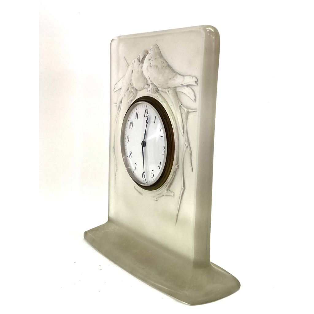 Pendulette « Deux Pigeons » verre blanc patiné bleu-gris de René LALIQUE | Biron Pendulette "Deux Pigeons" verre blanc patiné bleu-gris de René LALIQUE