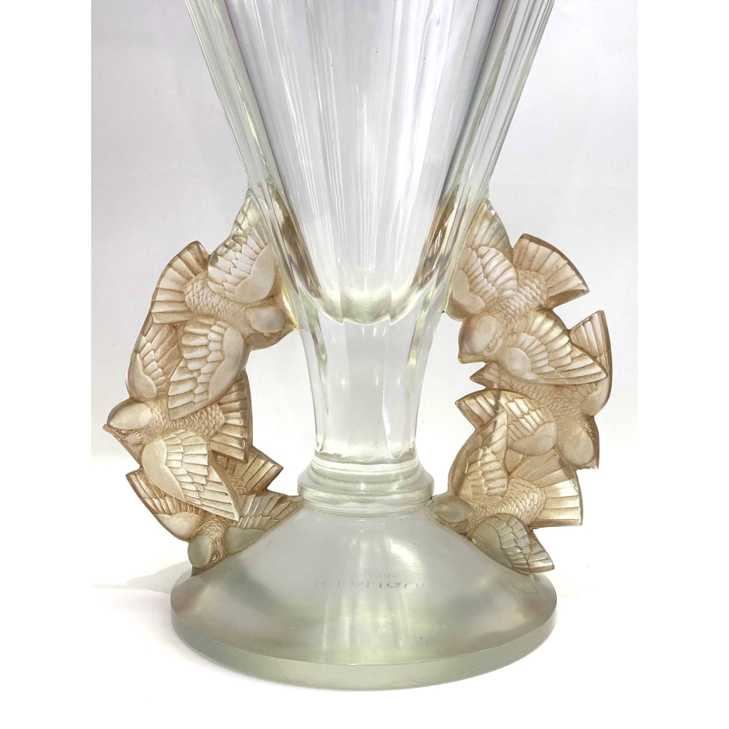 Vase « Roitelets » cristal blanc moulé-pressé, taillé et patiné sépia de René LALIQUE | Biron Vase "Roitelets" cristal blanc moulé-pressé, taillé et patiné sépia de René LALIQUE