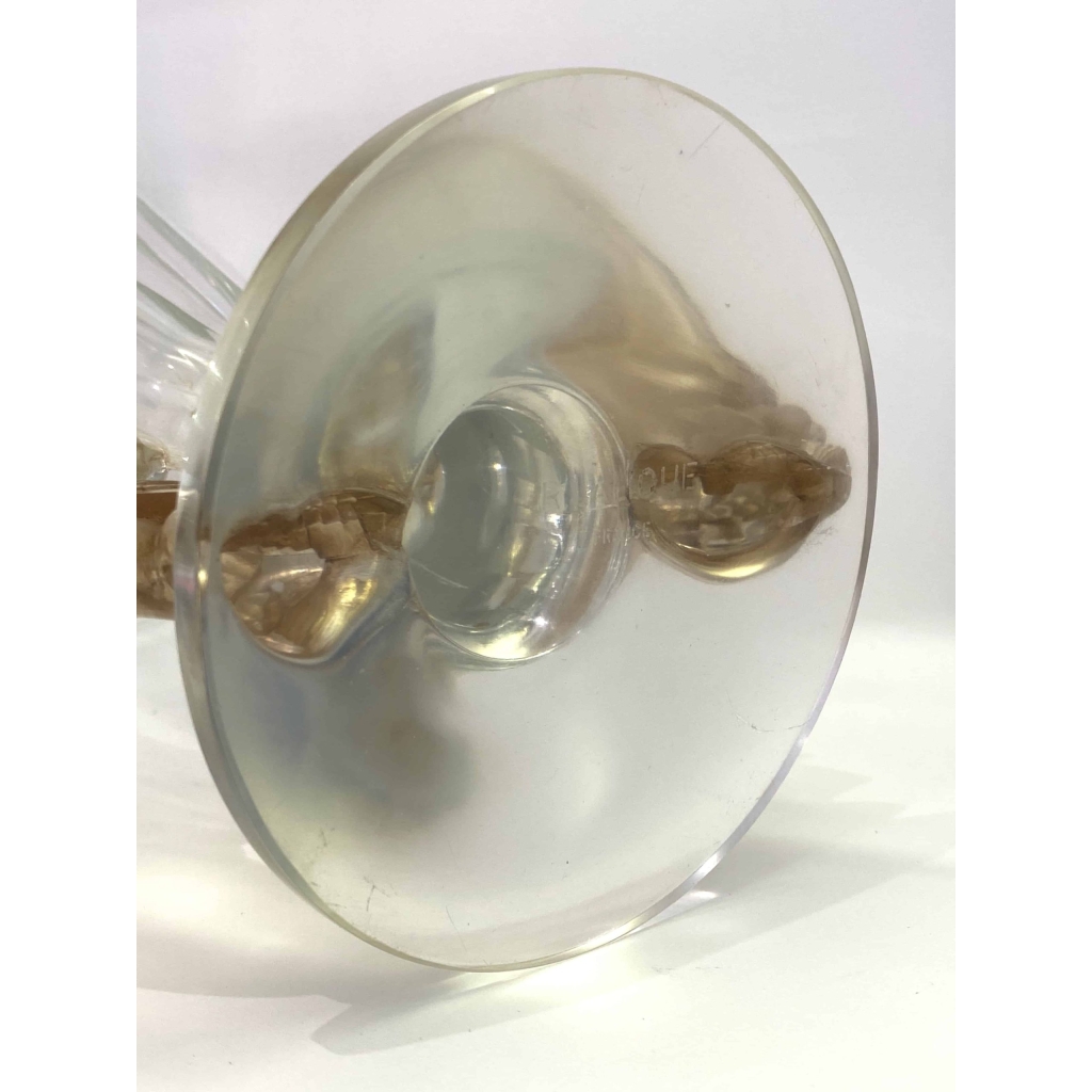 Vase « Roitelets » cristal blanc moulé-pressé, taillé et patiné sépia de René LALIQUE | Biron Vase "Roitelets" cristal blanc moulé-pressé, taillé et patiné sépia de René LALIQUE