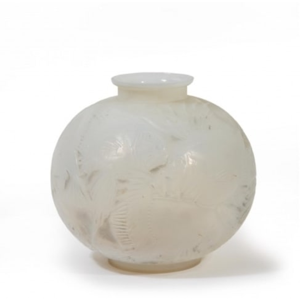 LALIQUE René (1860-1945) Vase boule « Poissons » Opalescent | Biron ||