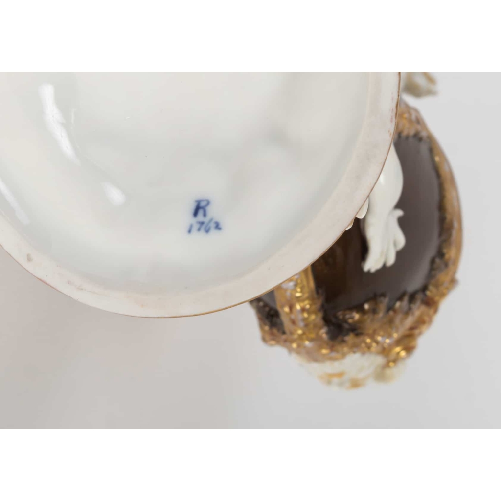 Nautile en Porcelaine. (blanc ,bronze et or) XIXEME | Biron Nautile en Porcelaine. (blanc ,bronze et or) XIXEME