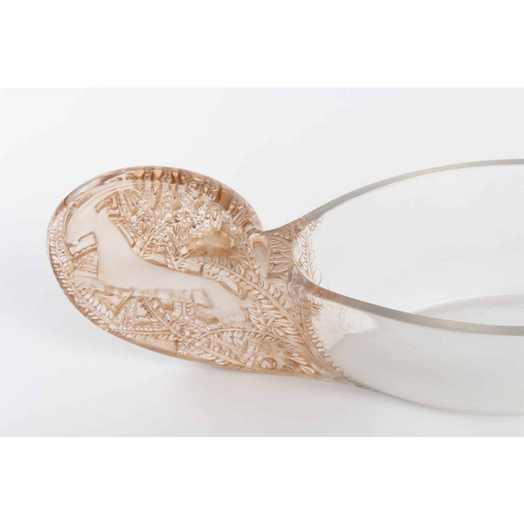 Jardinière « Saint-Hubert » verre blanc patiné sépia de René LALIQUE | Biron Jardinière « Saint-Hubert » verre blanc patiné sépia de René LALIQUE