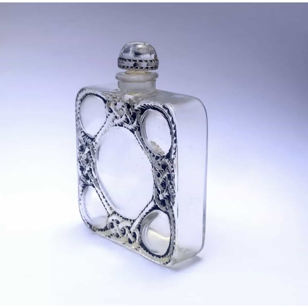 Flacon « Les Cinq Fleurs » pour Forvil verre blanc émaillé noir de René LALIQUE | Biron Flacon "Les Cinq Fleurs" pour Forvil verre blanc émaillé noir de René LALIQUE