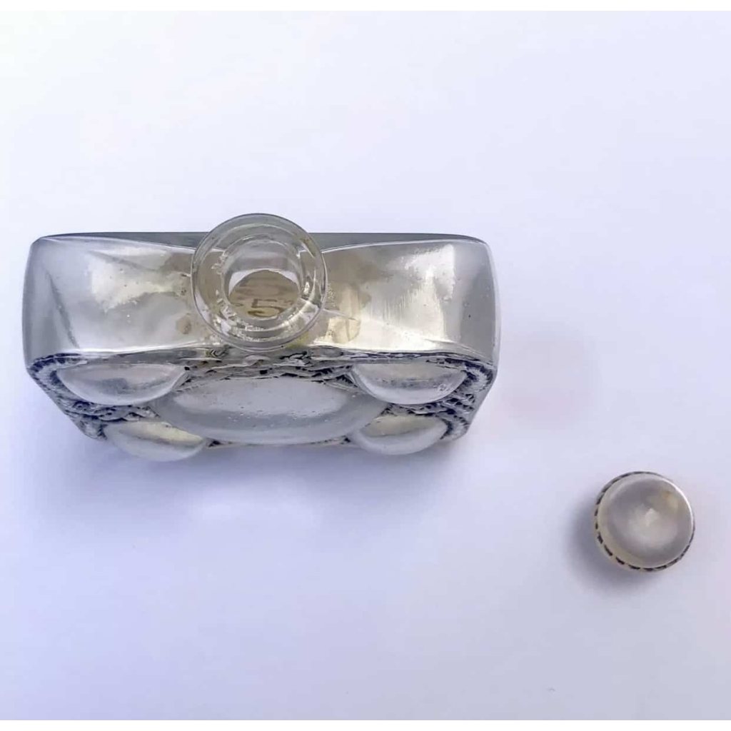 Flacon « Les Cinq Fleurs » pour Forvil verre blanc émaillé noir de René LALIQUE | Biron Flacon "Les Cinq Fleurs" pour Forvil verre blanc émaillé noir de René LALIQUE