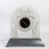 Pendule « Deux Figurines » verre blanc sur socle éclairant en métal nickelé de René LALIQUE | Biron ||||||||||||