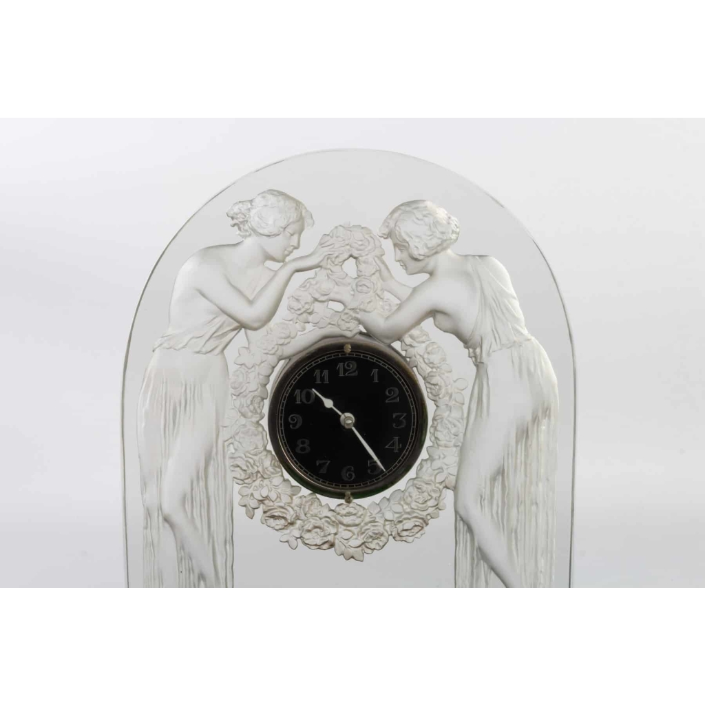 Pendule « Deux Figurines » verre blanc sur socle éclairant en métal nickelé de René LALIQUE | Biron Pendule « Deux Figurines » verre blanc sur socle éclairant en métal nickelé de René LALIQUE