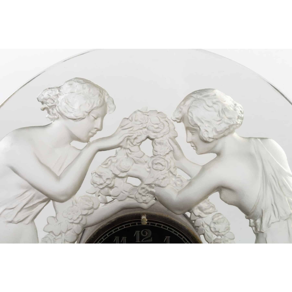 Pendule « Deux Figurines » verre blanc sur socle éclairant en métal nickelé de René LALIQUE | Biron Pendule « Deux Figurines » verre blanc sur socle éclairant en métal nickelé de René LALIQUE
