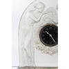 Pendule « Deux Figurines » verre blanc sur socle éclairant en métal nickelé de René LALIQUE | Biron Pendule « Deux Figurines » verre blanc sur socle éclairant en métal nickelé de René LALIQUE