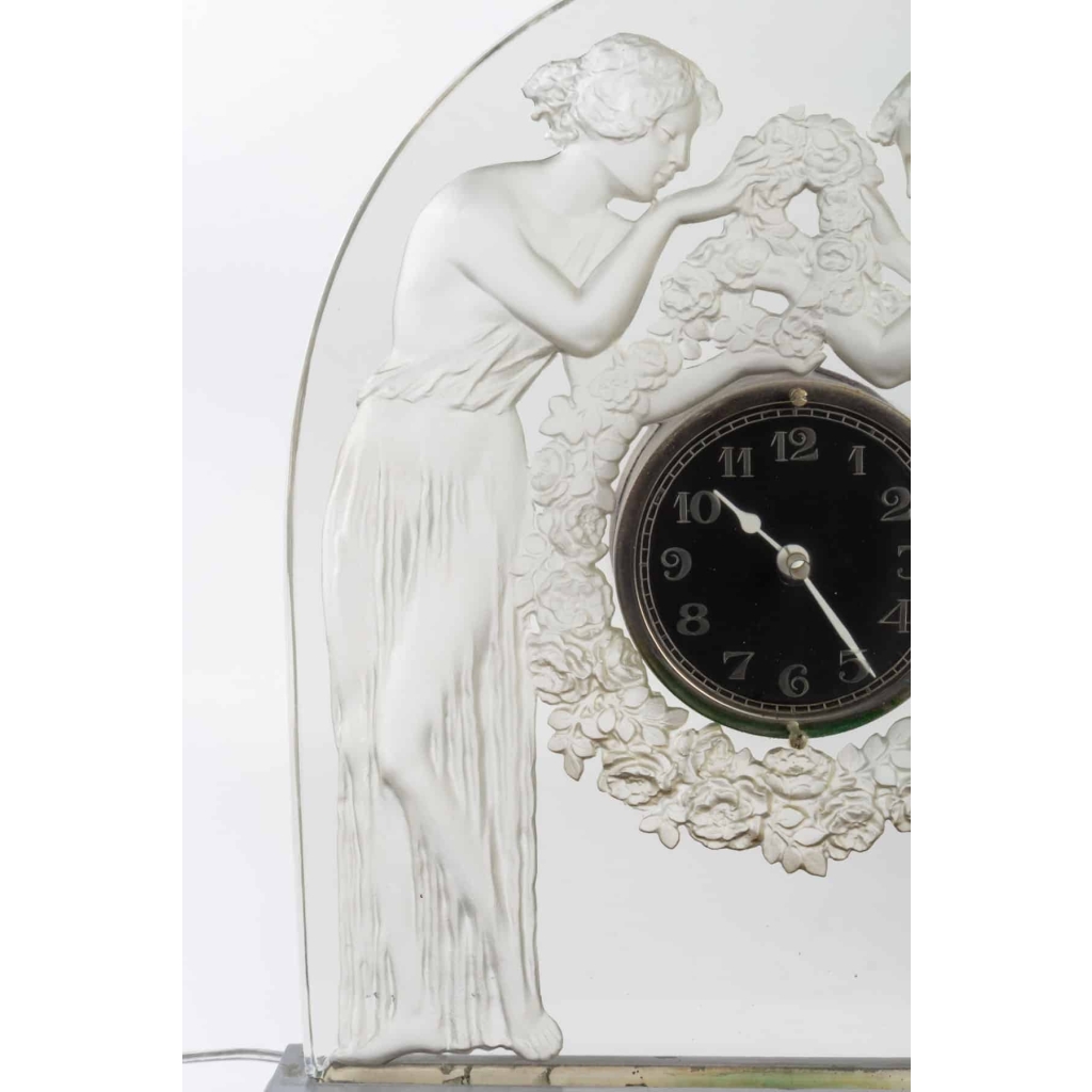 Pendule « Deux Figurines » verre blanc sur socle éclairant en métal nickelé de René LALIQUE | Biron Pendule « Deux Figurines » verre blanc sur socle éclairant en métal nickelé de René LALIQUE