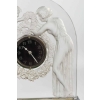 Pendule « Deux Figurines » verre blanc sur socle éclairant en métal nickelé de René LALIQUE | Biron Pendule « Deux Figurines » verre blanc sur socle éclairant en métal nickelé de René LALIQUE
