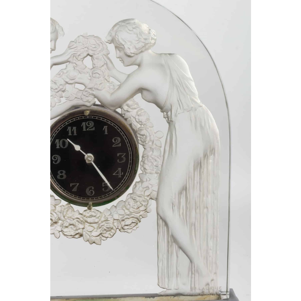Pendule « Deux Figurines » verre blanc sur socle éclairant en métal nickelé de René LALIQUE | Biron Pendule « Deux Figurines » verre blanc sur socle éclairant en métal nickelé de René LALIQUE
