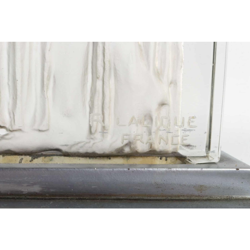 Pendule « Deux Figurines » verre blanc sur socle éclairant en métal nickelé de René LALIQUE | Biron Pendule « Deux Figurines » verre blanc sur socle éclairant en métal nickelé de René LALIQUE