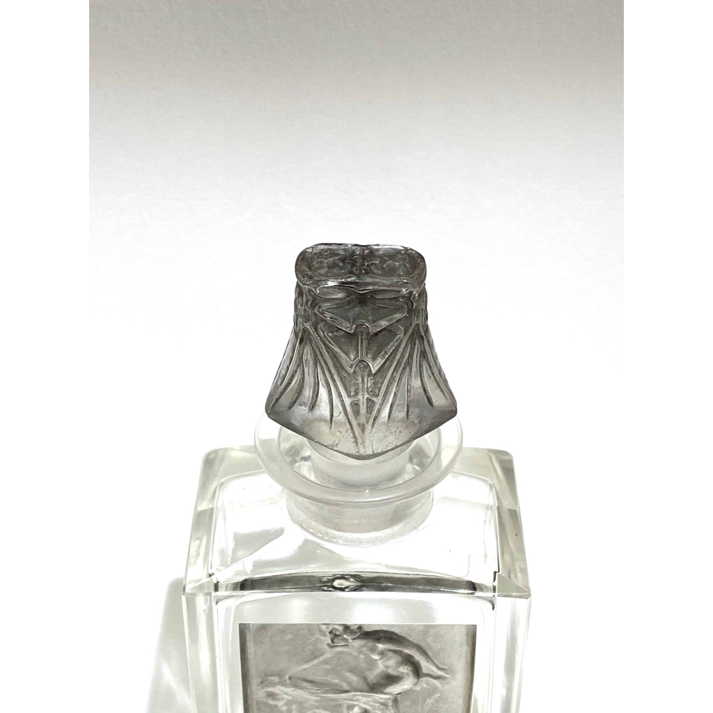 Flacon « L’Effleurt » pour Coty verre blanc patiné gris de René LALIQUE | Biron Flacon "L'Effleurt" pour Coty verre blanc patiné gris de René LALIQUE