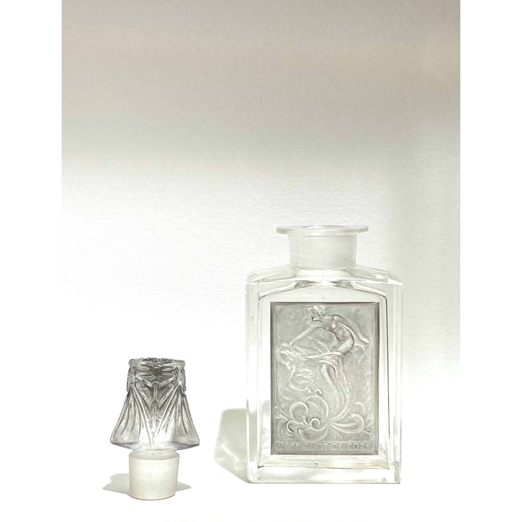 Flacon « L’Effleurt » pour Coty verre blanc patiné gris de René LALIQUE | Biron Flacon "L'Effleurt" pour Coty verre blanc patiné gris de René LALIQUE